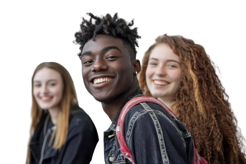 Três adolescentes diversos sorrindo juntos e felizes. Representação de saúde mental e bem-estar na psicoterapia para adolescentes.