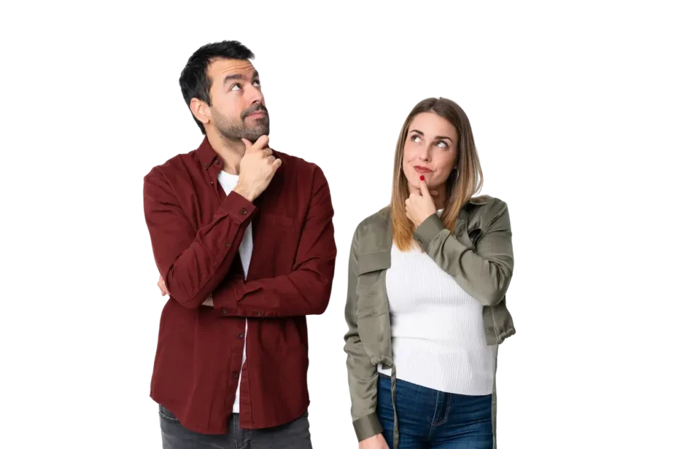 Casal de pais olhando para cima com expressão de dúvida e reflexão, representando pais que buscam orientação psicológica.