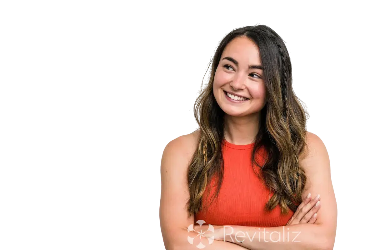 Mulher sorrindo com expressão acolhedora na página inicial da Revitaliz