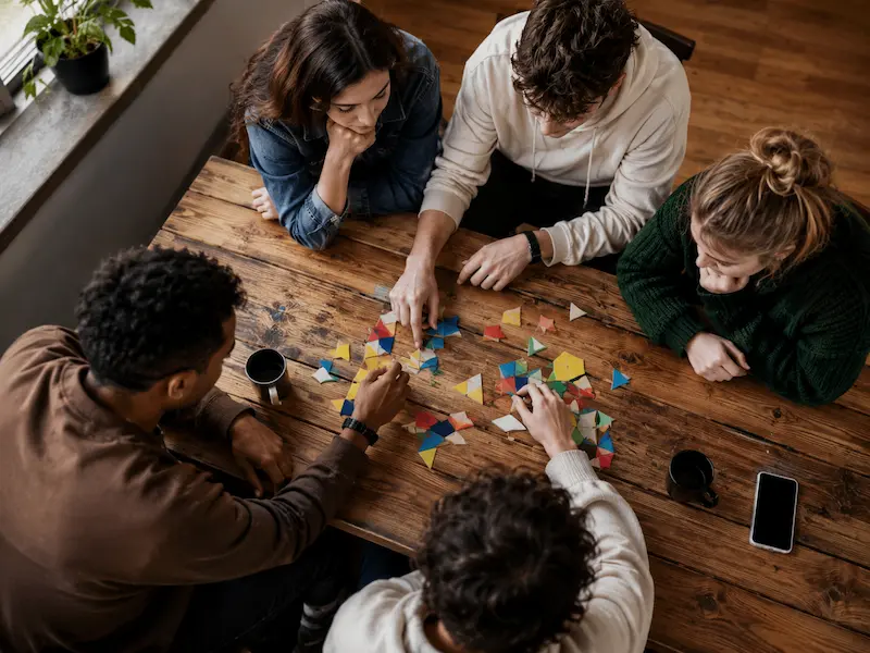 Sessão de terapia com adolescentes através de jogos de tabuleiro ao ar livre