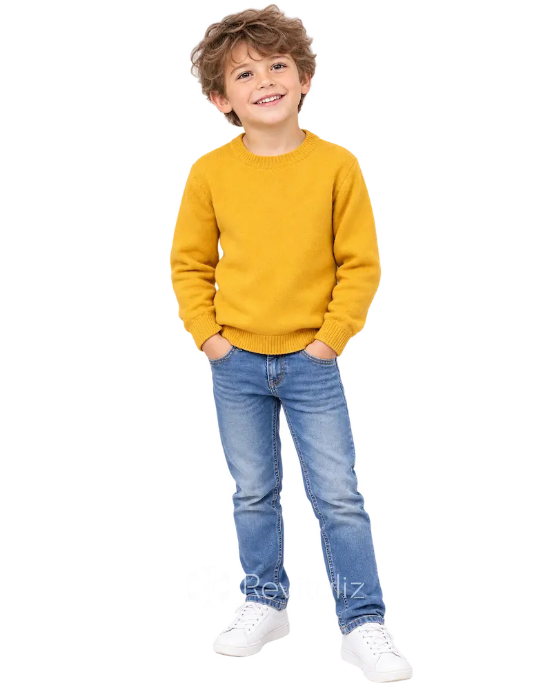 Menino sorrindo e em postura descontraída, imagem ilustrativa da terapia infantil da Revitaliz